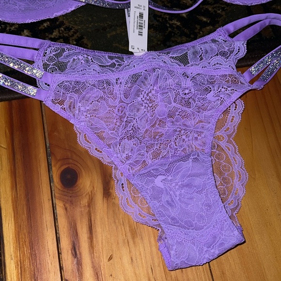 Vs Bra and panty set 36c/Med - Picture 3 of 4